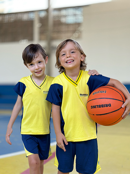 Bola de basquete no campo de esportes. estilo de vida saudável e